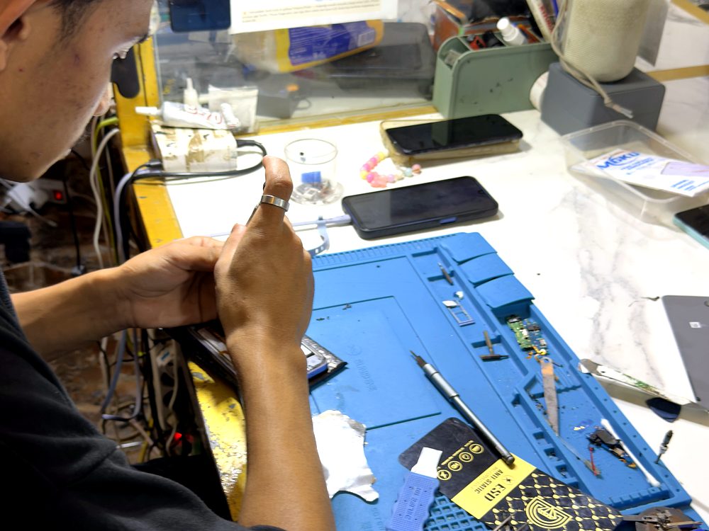 Microsoldering perbaikan board HP
