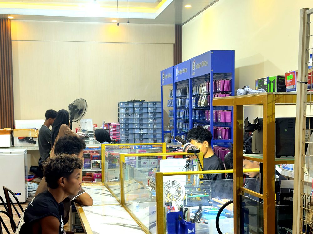 Pelanggan dilayani di toko BR Gadget